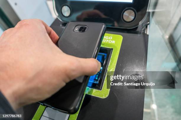 passenger going through an automatic boarding pass check gate - security pass stockfoto's en -beelden