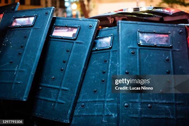 riot police shields - police in riot gear stock-fotos und bilder