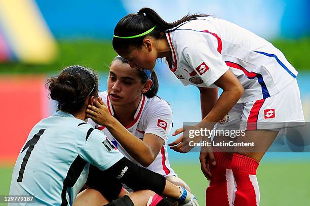 Yirlania Arroyo de Costa Rica en sí lesiona DURANTE EL partido de fútbol femenino Entre Brasil y Costa Rica en 2011 El XVI Juegos Panamericanos en El...