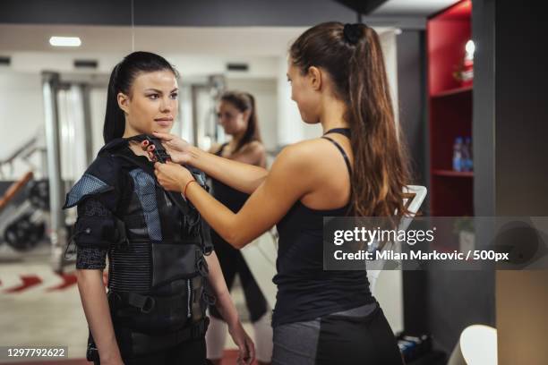 two young women working out in a gym,serbia - ems stockfoto's en -beelden