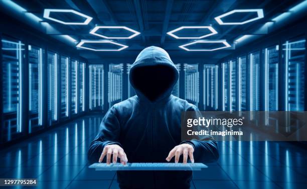 hacker del ordenador en la sala de servidores - phishing fotografías e imágenes de stock