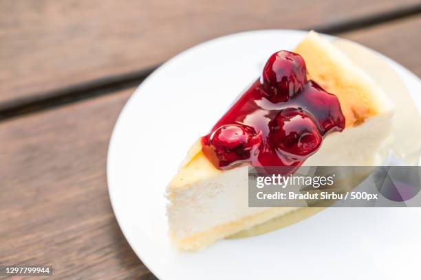 slice of new york cheesecake - cheesecake white stockfoto's en -beelden