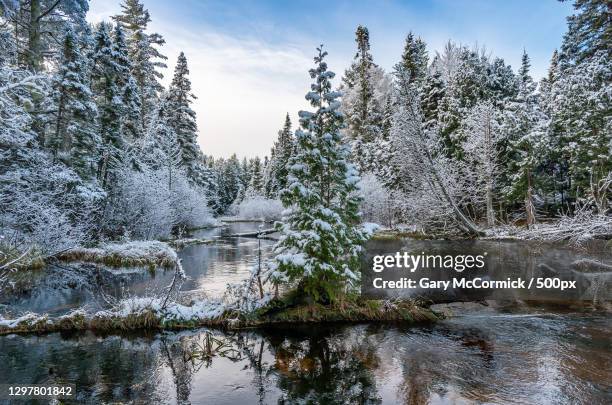 scenic view of lake against sky during winter,grand marais,michigan,united states,usa - minnesota v michigan foto e immagini stock