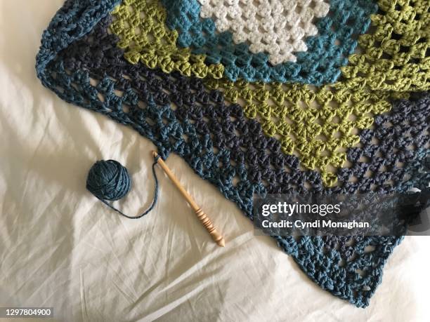 crocheting a blanket with hook and yarn - かぎ針編み ストックフォトと画像