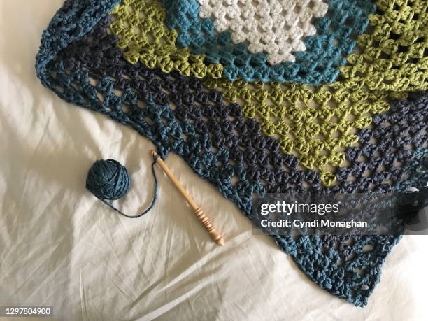 crocheting a blanket with hook and yarn - crochet 個照片及圖片檔