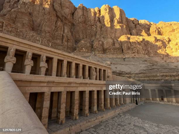 mortuary temple of hatshepsut in luxor, egypt - valle de los reyes fotografías e imágenes de stock