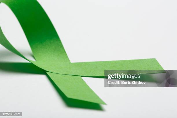 green awareness ribbon. - simbolo della società civile foto e immagini stock