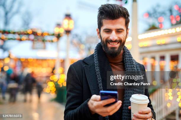 difundir un poco de alegría navideña en línea - bebida caliente fotografías e imágenes de stock