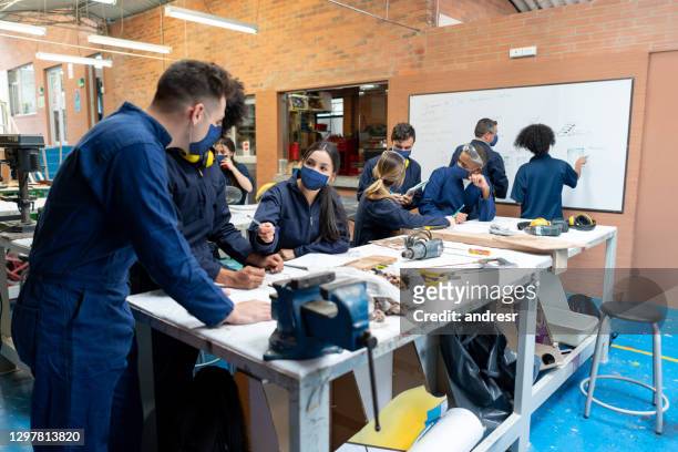 group of engineering students in a class wearing facemasks - professional occupation imagens e fotografias de stock