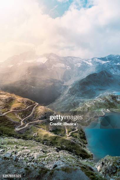 vue de drone sur les alpes italiennes - parc national de gran paradiso photos et images de collection