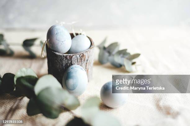 festive easter composition with colored eggs in a rustic style. - floral ornaments stockfoto's en -beelden