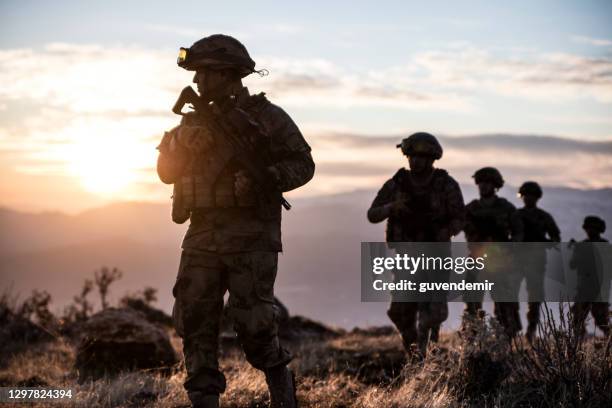 militaire opdracht bij zonsopgang - army soldier stockfoto's en -beelden