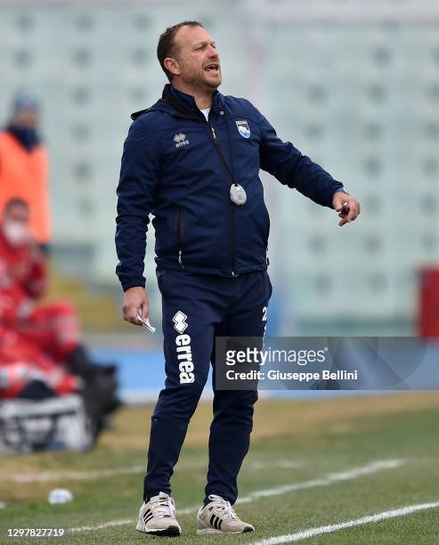 Roberto Breda head coach of Pescara Calcio gestures during the Serie B match between Pescara Calcio and US Cremonese at Adriatico Stadium on January...