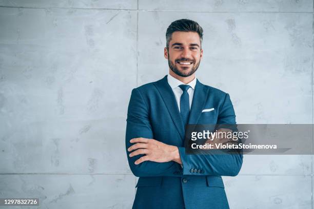 笑顔の若いビジネスマンの肖像画。 - スーツ ストックフォトと画像