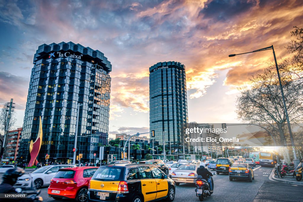 Diagonale Allee in Barcelona bei Sonnenuntergang