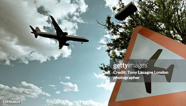 airplane in flight near heathrow airport - heathrow stock pictures, royalty-free photos & images