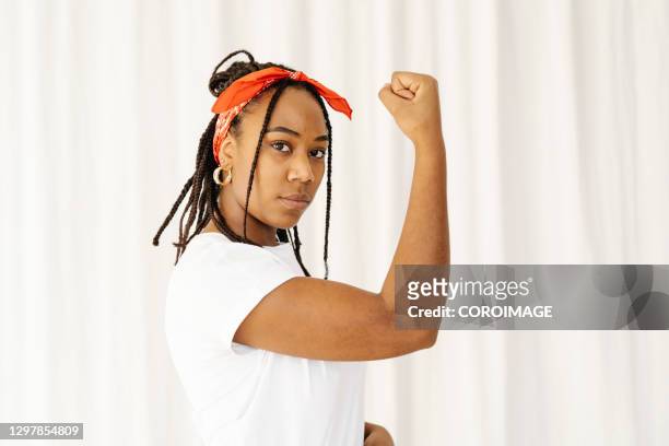 woman showing her strength. - stiff arm 個照片及圖片檔