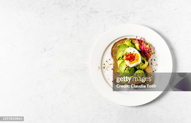 toast with boiled eggs and avocado on white background - hard boiled eggs - fotografias e filmes do acervo