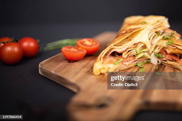 crepes, dünne pfannkuchen mit schinken, käse, pilzen und tomaten. - biscotte stock-fotos und bilder