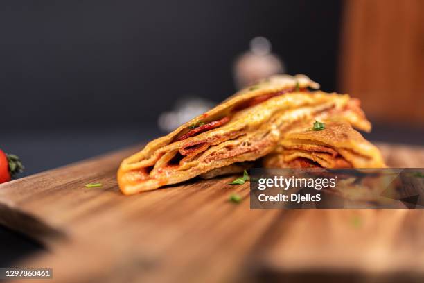 crepes, panqueques finos con salchicha kulen, queso, salsa ajvar, iceberg y tomates. - savory sauce fotografías e imágenes de stock