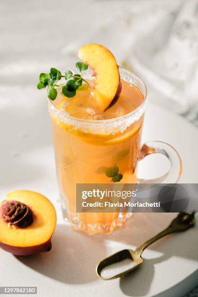 fresh lemonade with peach - eistee stock-fotos und bilder