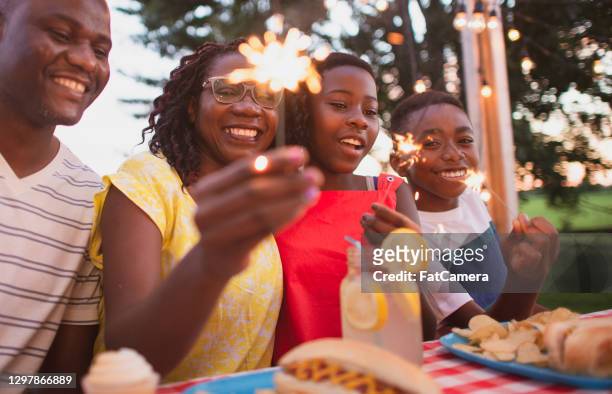 familie bbq - family fireworks stockfoto's en -beelden