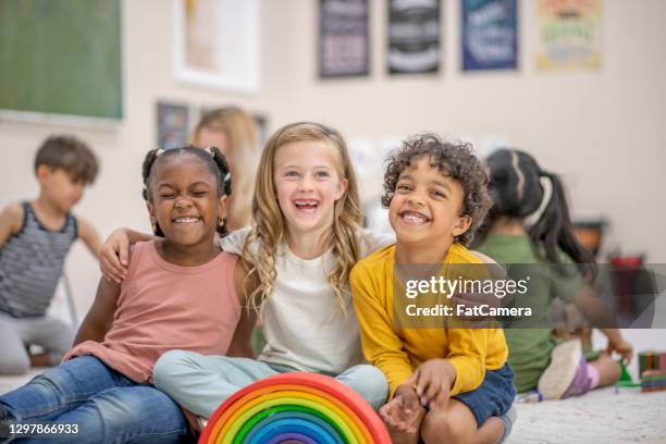 vorschule beste freunde - rainbow kids stock-fotos und bilder