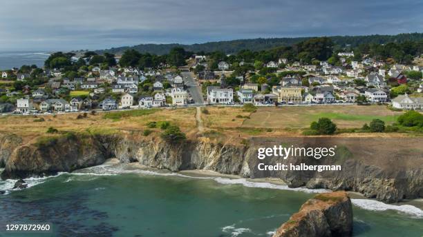 clifftop hus i mendocino - aerial - mendocino bildbanksfoton och bilder