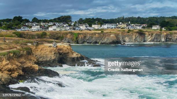 pacific waves crashing on cliffs in mendocino, california - aerial - mendocino stock-fotos und bilder