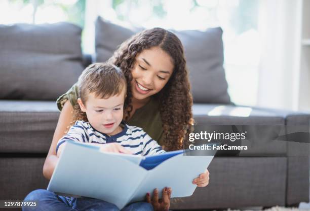 verhaal tijd is de beste - kinderjuffrouw stockfoto's en -beelden