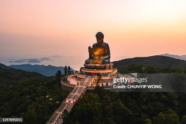 tian tan buddha, auch bekannt als der große buddha. hongkong, china. - großer buddha stock-fotos und bilder