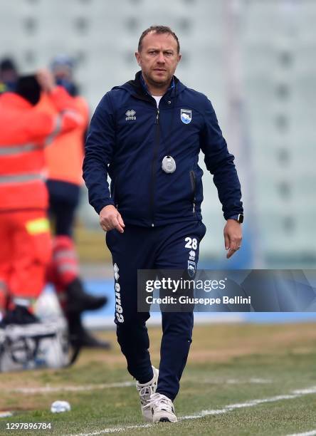 Roberto Breda head coach of Pescara Calcio looks on during the Serie B match between Pescara Calcio and US Cremonese at Adriatico Stadium on January...