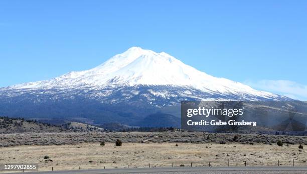 mount shasta from the side of the road - monte shasta foto e immagini stock