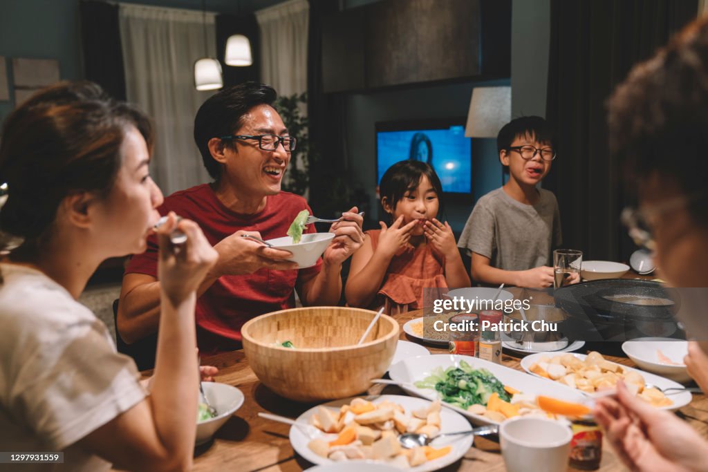 Familia china asiática y primos que tienen reunión cena en casa