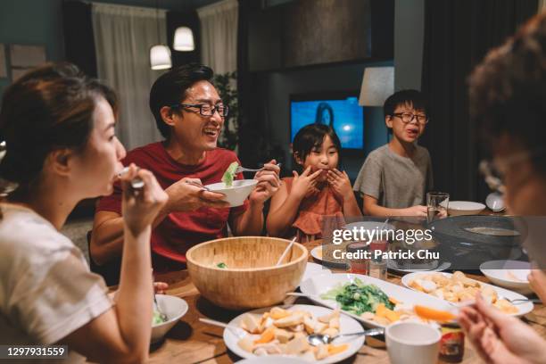 famille chinoise asiatique et cousins ayant le dîner de réunion à la maison - diner photos et images de collection