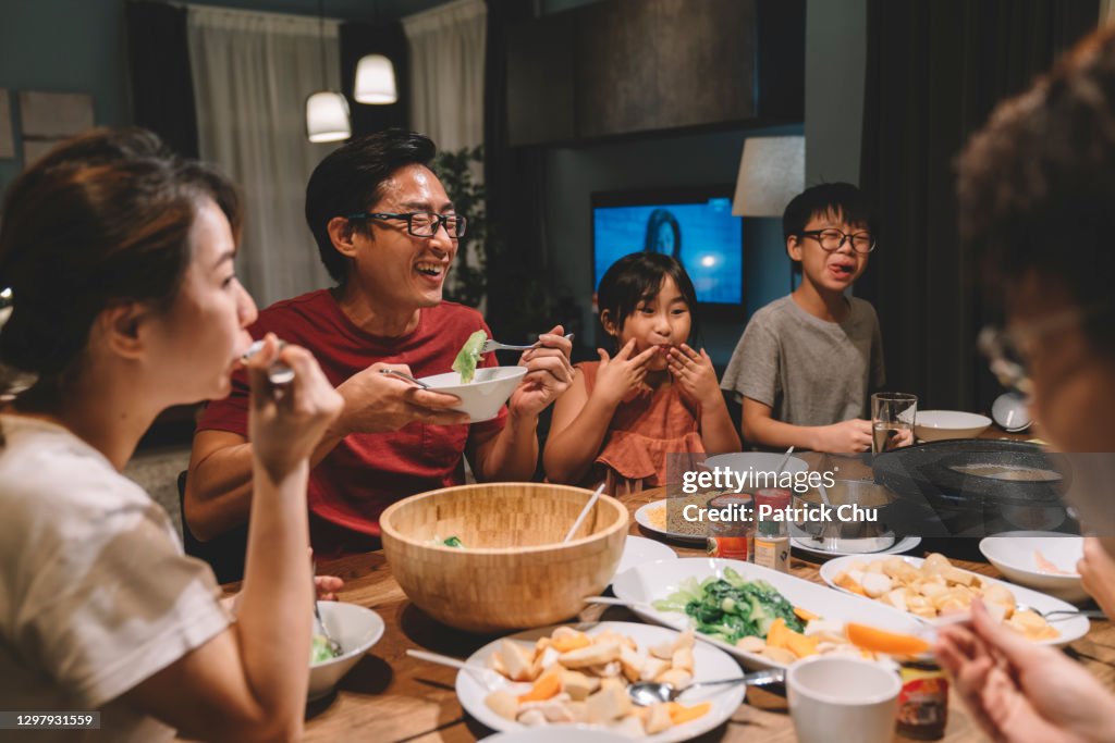 Asiatica famiglia cinese e cugini con cena di riunione a casa