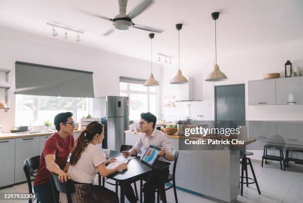 asiatisches chinesisches paar berät sich mit einem versicherungsagenten in ihrem haus - advice home stock-fotos und bilder