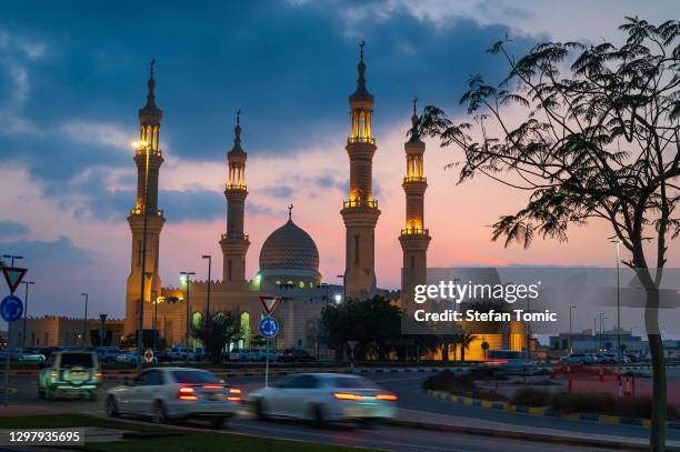黃昏時分，阿聯酋北部酋長國最大的拉斯哈伊馬清真寺 - ras al khaimah 個照片及圖片檔