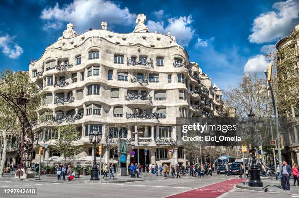 casa mila auch bekannt als la pedrera - casa milà stock-fotos und bilder