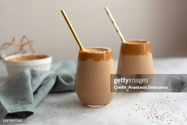 zelfgemaakte dalgona koffie. een trendy drankje uit korea. - milkshake stockfoto's en -beelden