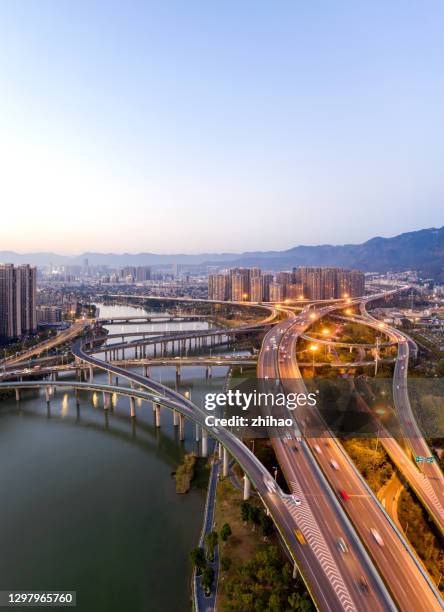 aerial view of the magnificent city waterfront overpass - fuzhou - fotografias e filmes do acervo