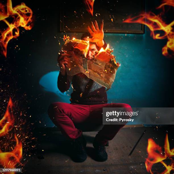 zeitung im feuer - extremismus stock-fotos und bilder