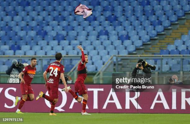 Lorenzo Pellegrini of Roma celebrates with team mates Marash Kumbulla and Bruno Peres after scoring their side's fourth goal during the Serie A match...