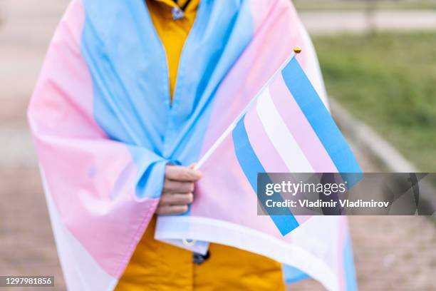 kvinna täckt med transpersoner flaggan på en protest - transgender bildbanksfoton och bilder