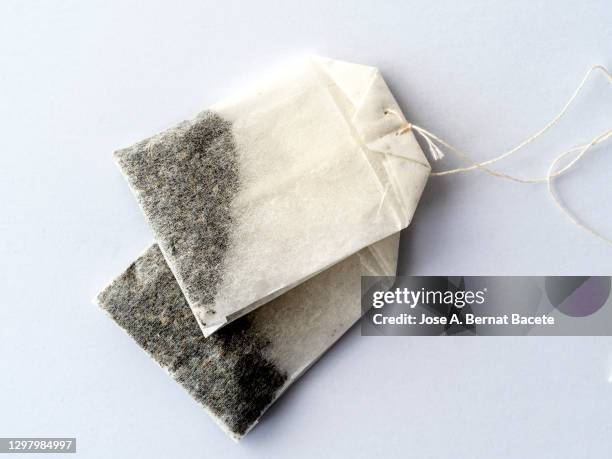infusion of grasses of tea (tea bag ), on a white background. - bolsa de té fotografías e imágenes de stock