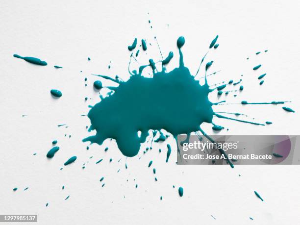 splashes of a drop of green paint on a white canvas. - painting photos et images de collection