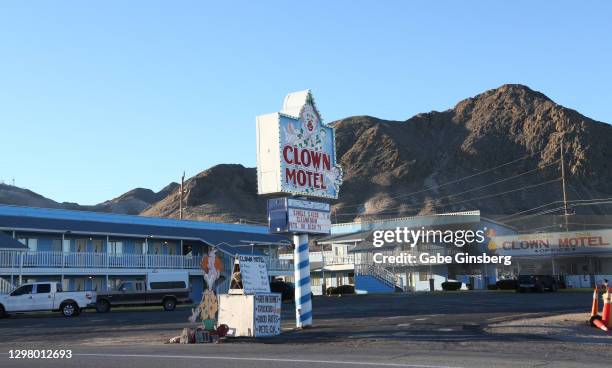 the world famous clown motel - tonopah nevada stock pictures, royalty-free photos & images