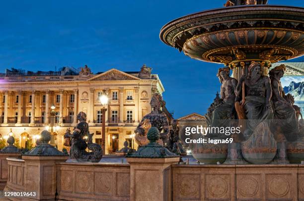 paris : place de la concorde by night, fontaine des mers - paris hiver photos et images de collection