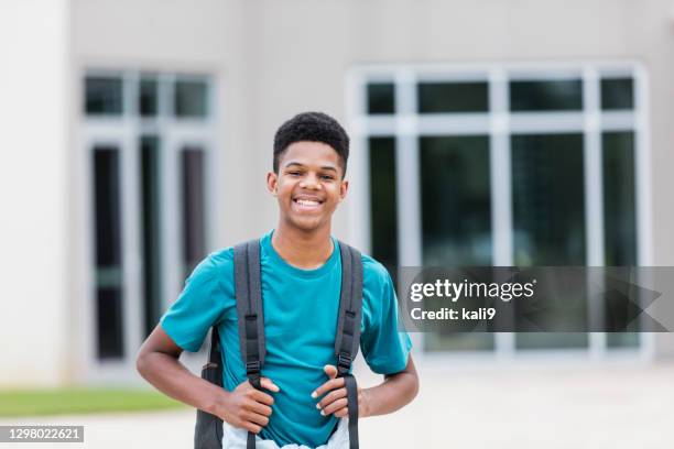 afrikaans-amerikaanse tiener die zich buiten school bevindt - black boy stockfoto's en -beelden