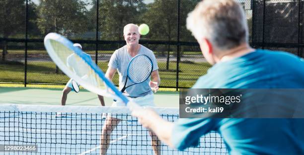 männer, die tennis spielen - doubles tennis stock-fotos und bilder